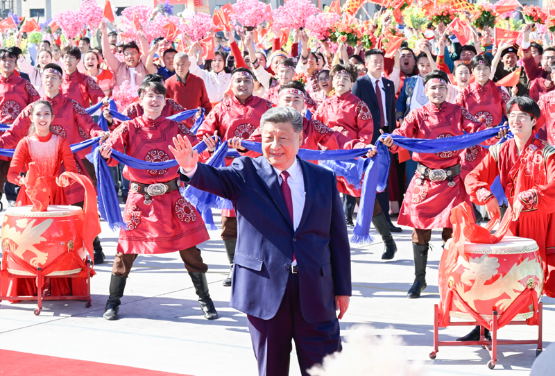 席大大在出席新疆维吾尔自治区成立70周年庆祝活动后返回北京